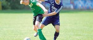 Aktivposten: Fortunas  Stürmer Tim Hagelstein (l.) setzt sich hier gegen Darius Seyed Vousoghi durch.