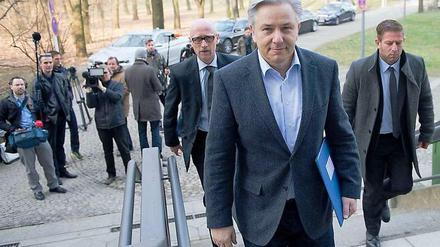 Der Chef ist da. Berlins Regierender Bürgermeister Klaus Wowereit (SPD) kommt am Freitagmorgen zur Sitzung des Projektausschusses des Aufsichtsrats des Flughafens BER. -