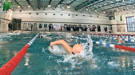 Freie Bahn: Schwimmer im Becken der am Mittwoch wiedereröffneten Schwimmhalle am Luftschiffhafen. Die für den Standort sehr wichtige Halle musste saniert werden und war deswegen sechs Monate geschlossen.