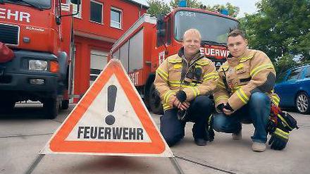 Suchen Freiwillige. Manuel Druel und Christian Lehmann (r.).