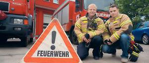 Suchen Freiwillige. Manuel Druel und Christian Lehmann (r.).