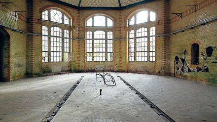 Die Liege ist schon da. Im einstigen Sanatorium von Beelitz-Heilstätten sollen in den kommenden zwei Jahren rund 60 neue Wohnstudios und Ateliers für Kreativschaffende entstehen. Die ersten Gespräche mit interessierten Wohnungssuchenden laufen schon.