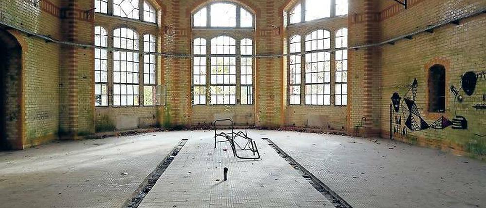 Die Liege ist schon da. Im einstigen Sanatorium von Beelitz-Heilstätten sollen in den kommenden zwei Jahren rund 60 neue Wohnstudios und Ateliers für Kreativschaffende entstehen. Die ersten Gespräche mit interessierten Wohnungssuchenden laufen schon.
