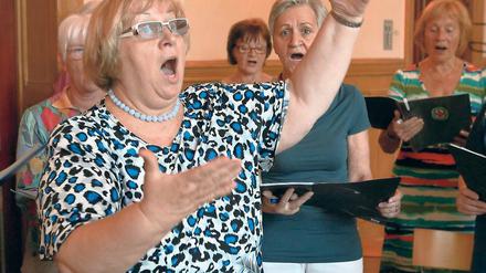 Chorleiterin Gabriele Tschache sorgt sich um ihre Sänger. Fünf Männer und 30 Frauen – der Chor ist nur bedingt gemischt. Über neue Tenöre und Bässe würden sich alle freuen.