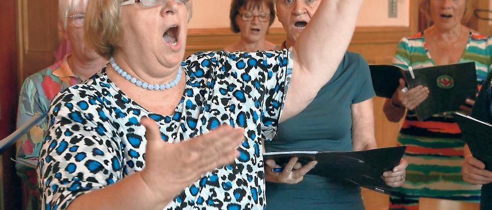 Chorleiterin Gabriele Tschache sorgt sich um ihre Sänger. Fünf Männer und 30 Frauen – der Chor ist nur bedingt gemischt. Über neue Tenöre und Bässe würden sich alle freuen.