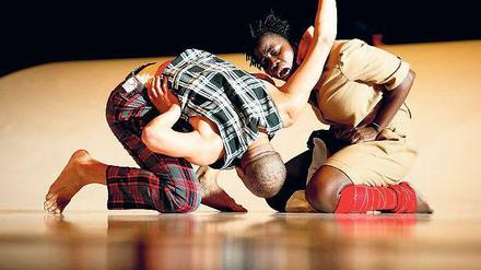 Wer bin ich heute? Alain Buffards Dreigroschen-Adaption spielt mit kulturellen Kategorisierungen. Das Tanzstück des verstorbenen Choreografen war auf den Potsdamer Tanztagen zum letzten Mal überhaupt zu sehen.