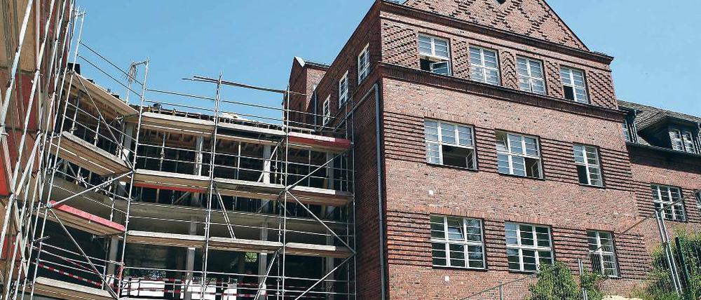 Mit Dach. Der dreistöckige Verbinder und der historische Altbau.