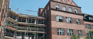 Mit Dach. Der dreistöckige Verbinder und der historische Altbau.