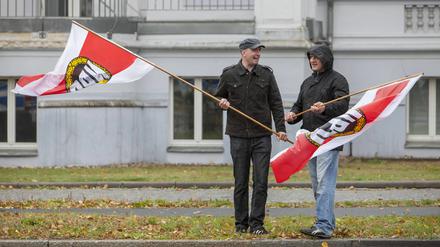 Zwei Neonazis mit NPD-Fahne im vergangenen Jahr während einer Kundgebung in Potsdam.