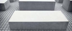 Es bröselt. Etliche Stelen des Mahnmals sind in schlechtem Zustand. Das fühlt man zum Beispiel an den Kanten. Die Ursache ist weiterhin unklar.