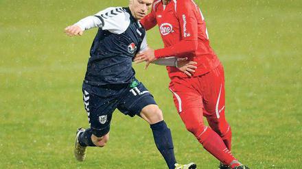 Nicht in bester Erinnerung hat Manuel Moral Fuster (li.) den ZFC Meuselwitz und dessen Spieler Michael Rudolph nach der 3:4-Niederlage in der Hinrunde. Am Samstag würde beiden Teams ein Remis für den Klassenerhalt reichen.