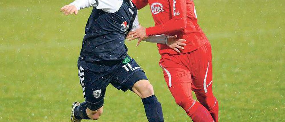 Nicht in bester Erinnerung hat Manuel Moral Fuster (li.) den ZFC Meuselwitz und dessen Spieler Michael Rudolph nach der 3:4-Niederlage in der Hinrunde. Am Samstag würde beiden Teams ein Remis für den Klassenerhalt reichen.