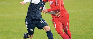 Nicht in bester Erinnerung hat Manuel Moral Fuster (li.) den ZFC Meuselwitz und dessen Spieler Michael Rudolph nach der 3:4-Niederlage in der Hinrunde. Am Samstag würde beiden Teams ein Remis für den Klassenerhalt reichen.