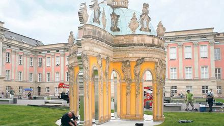 Matroschka. Scheinbar wird im Landtagsschloss noch ein Schloss gebaut.
