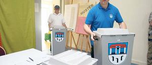 Viel zu tun. Hausmeister Daniel Schenk muss in Kleinmachnow je Wahllokal doppelt so viele Wahlkabinen aufstellen.