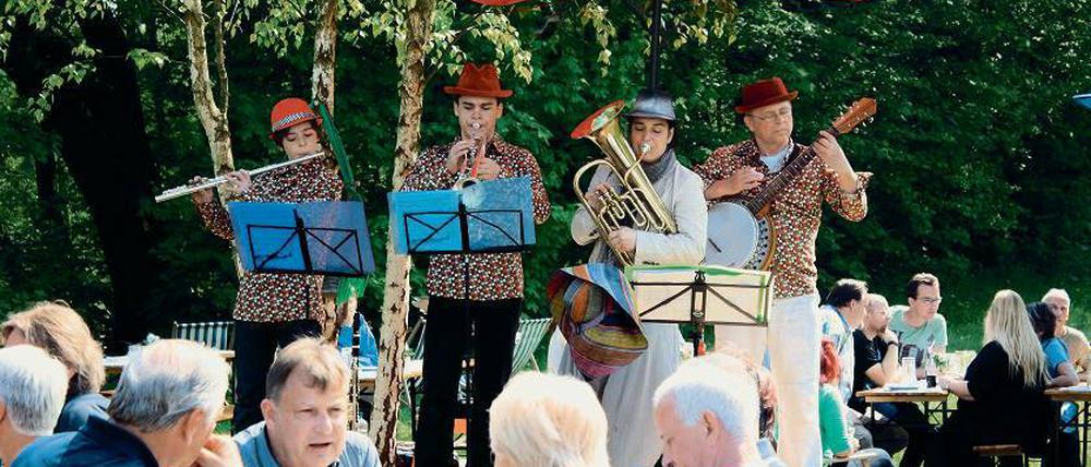Ein Prosit. Zum Bier gibt es gelegentlich Live-Musik im Seebiergarten, hier von der Combo „Next Generation“.