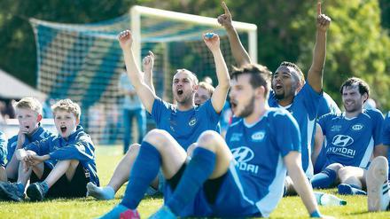 In bester Jubellaune zeigten sich die Spieler des RSV Eintracht nach dem Sieg im Top-Spiel der Landesliga gegen den Ludwigsfelder FC. Eintracht geht nun als Tabellenführer ins Saisonfinale mit noch drei verbleibenden Partien.