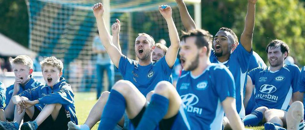 In bester Jubellaune zeigten sich die Spieler des RSV Eintracht nach dem Sieg im Top-Spiel der Landesliga gegen den Ludwigsfelder FC. Eintracht geht nun als Tabellenführer ins Saisonfinale mit noch drei verbleibenden Partien.