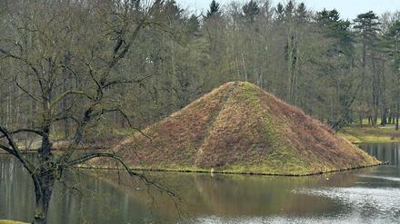 Angespitzt. Die Seepyramide im Park des Schlosses Branitz in Cottbus wird saniert und erhält eine neue Spitze.