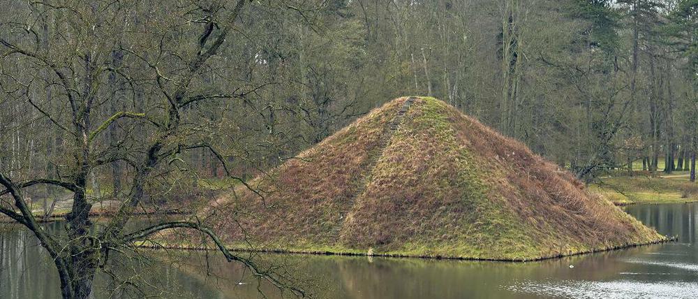 Angespitzt. Die Seepyramide im Park des Schlosses Branitz in Cottbus wird saniert und erhält eine neue Spitze.