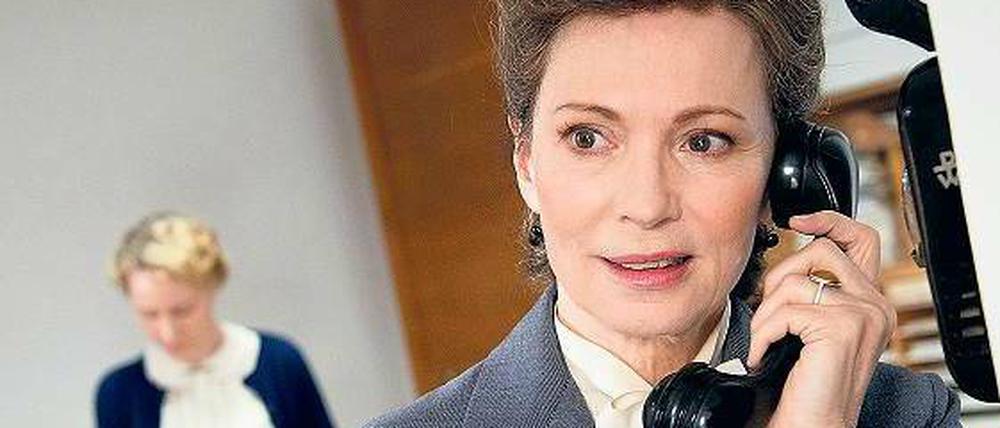 „Sternstunde ihres Lebens“. Iris Berben (rechts) spielt im ARD-Fernsehfilm die SPD-Abgeordnete Elisabeth Selbert, die 1949 im Parlamentarischen Rat erfolgreich für das Grundrecht auf Gleichberechtigung von Frau und Mann stritt.