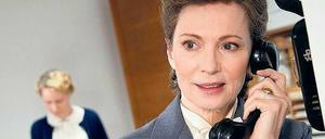 „Sternstunde ihres Lebens“. Iris Berben (rechts) spielt im ARD-Fernsehfilm die SPD-Abgeordnete Elisabeth Selbert, die 1949 im Parlamentarischen Rat erfolgreich für das Grundrecht auf Gleichberechtigung von Frau und Mann stritt.