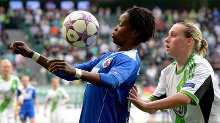 Die Potsdamerin Genoveva Anonma (l.) kämpft im Champions League Frauen Halbfinale gegen den VfL Wolfsburg um den Ball.