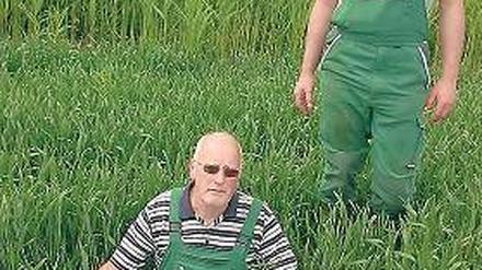 Biberloch. Manfred Wercham steht in der Grube, in die sein Trecker einbrach.