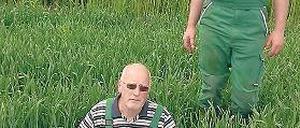 Biberloch. Manfred Wercham steht in der Grube, in die sein Trecker einbrach.