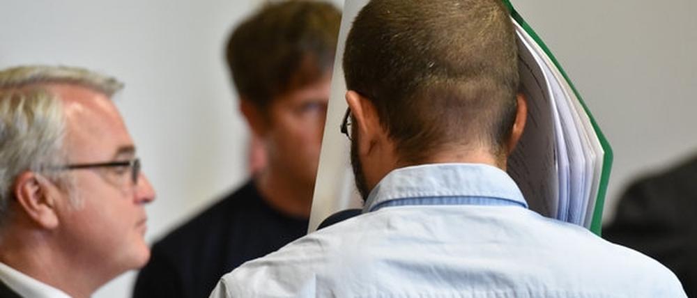 Der mutmaßliche Maskenmann vor Gericht.