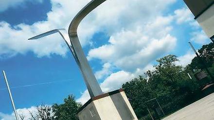 Aufstehen Einfallen. Das Kunstwerk muss für einen Streit herhalten.