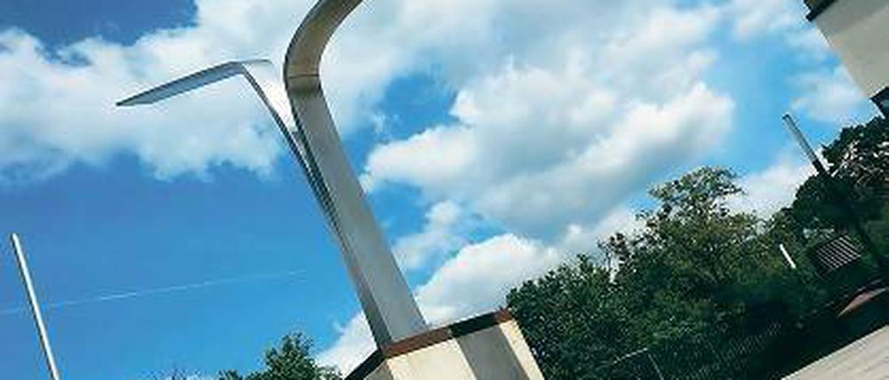 Aufstehen Einfallen. Das Kunstwerk muss für einen Streit herhalten.