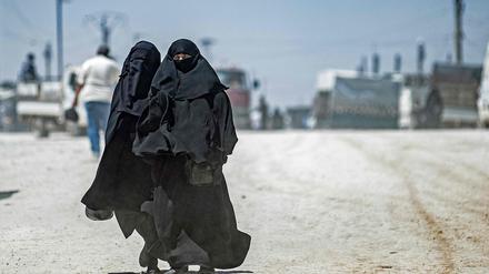 Fanatische Islamistinnen aus der Ära des IS in dem von Kurden bewachten Al-Hol-Camp in Syrien 2021.