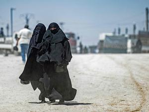 Fanatische Islamistinnen aus der Ära des IS in dem von Kurden bewachten Al-Hol-Camp in Syrien 2021.