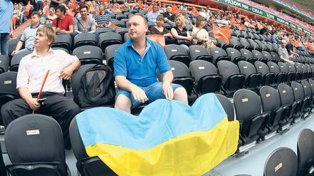 Blau-gelbes Zeichen. In der Donbass-Arena von Donezk trafen sich am Dienstag viele Ukrainer, um für Frieden zu demonstrieren. Der Oligarch Rinat Achmetow, Eigentümer des Fußballklubs Schachtar Donezk, hatte zum friedlichen Protest aufgerufen.