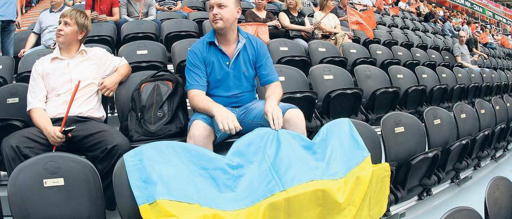 Blau-gelbes Zeichen. In der Donbass-Arena von Donezk trafen sich am Dienstag viele Ukrainer, um für Frieden zu demonstrieren. Der Oligarch Rinat Achmetow, Eigentümer des Fußballklubs Schachtar Donezk, hatte zum friedlichen Protest aufgerufen.