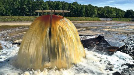 Gewaschen. Das eisenhaltige Wasser der Spree wird seit Freitag behandelt.