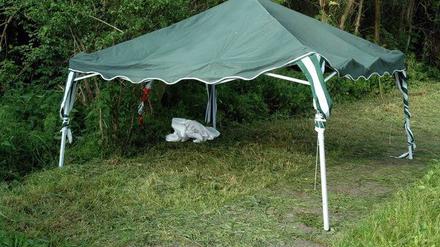 Ein Pavillon der Polizei markiert den Fundort der Babyleiche in Friedrichsthal.