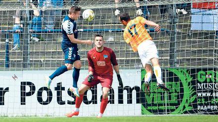 Richtig lang gemacht hat sich Dennis Lemke bei seinem Kopfballtor. Herthas Torhüter Philip Sprint und Verteidiger Maximilian Scheel haben das Nachsehen.