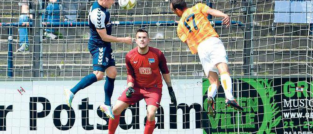 Richtig lang gemacht hat sich Dennis Lemke bei seinem Kopfballtor. Herthas Torhüter Philip Sprint und Verteidiger Maximilian Scheel haben das Nachsehen.