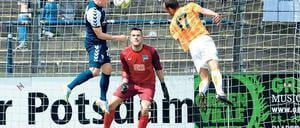 Richtig lang gemacht hat sich Dennis Lemke bei seinem Kopfballtor. Herthas Torhüter Philip Sprint und Verteidiger Maximilian Scheel haben das Nachsehen.
