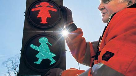 So nicht! Im brandenburgischen Fürstenwalde (Oder-Spree) gibt es die Ampelfrauen schon – in Mitte sollen sie aber nicht dem Klischee entsprechen und eher Absätze tragen.