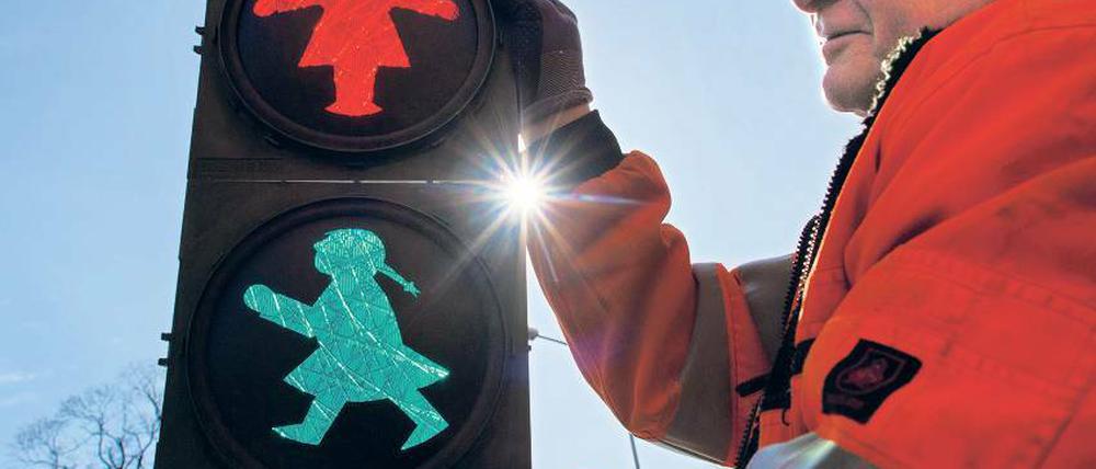 So nicht! Im brandenburgischen Fürstenwalde (Oder-Spree) gibt es die Ampelfrauen schon – in Mitte sollen sie aber nicht dem Klischee entsprechen und eher Absätze tragen.