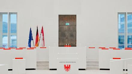 Verbannt. Das Parlament stimmte mit der rot-roten Mehrheit nach einer erregten Debatte am Donnerstag dafür, statt des weißen Adlers des Architekten Peter Kulka künftig einen stilisierten roten Adler auf dem Rednerpult zu präsentieren.