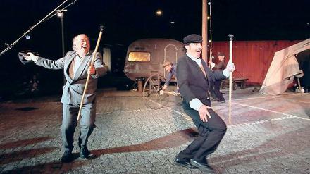 Spielen mit Leidenschaft. Die Gruppe Ton und Kirschen aus Glindow – hier mit ihrem Stück „Hans im Glück“ nach Bert Brecht, bringen zur Langen Nacht der freien Theater ihre Adaption von Bulgakows „Hundeherz“ auf den Schirrhof an der Schiffbauergasse.