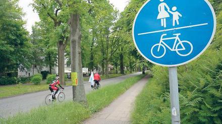 Verboten. Steht das blaue Schild wie hier am Zehlendorfer Damm in Kleinmachnow, müssen Radler auf den Radweg.