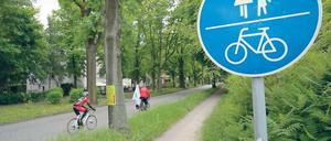 Verboten. Steht das blaue Schild wie hier am Zehlendorfer Damm in Kleinmachnow, müssen Radler auf den Radweg.