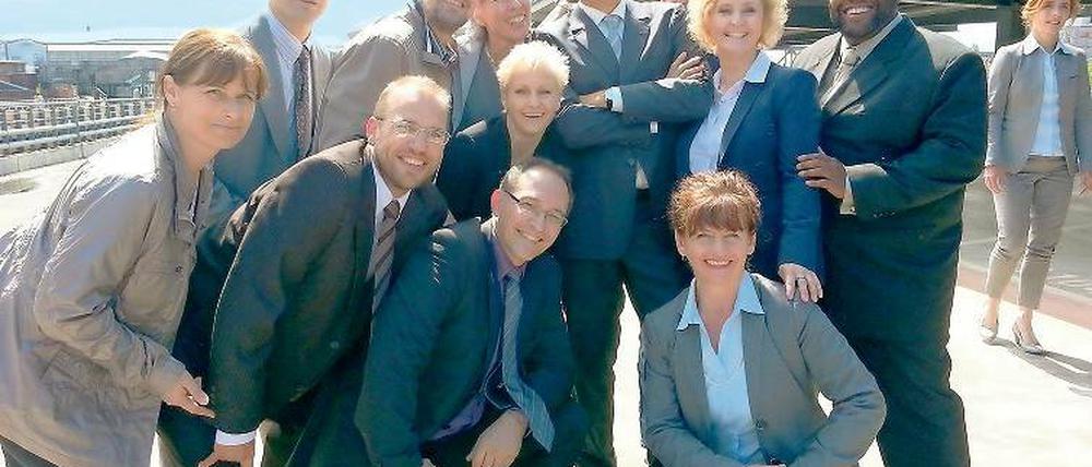 Gruppenbild mit Star. Die Rokkaz-Tänzer mit Trainer Sven Seeger (vorne, 2.v.l.) posieren mit Tom Hanks (hinten, Mitte) während des Filmdrehs in Berlin.