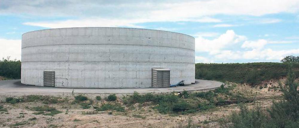 Gewaltig. Das Lager für Gärreststoffe hat einen Durchmesser von 28 Metern. Das neue Becken soll noch größer werden.