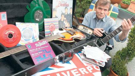 Schmuckstück. Dieter Bruhn mit der ersten Gitarre von George Harrison.